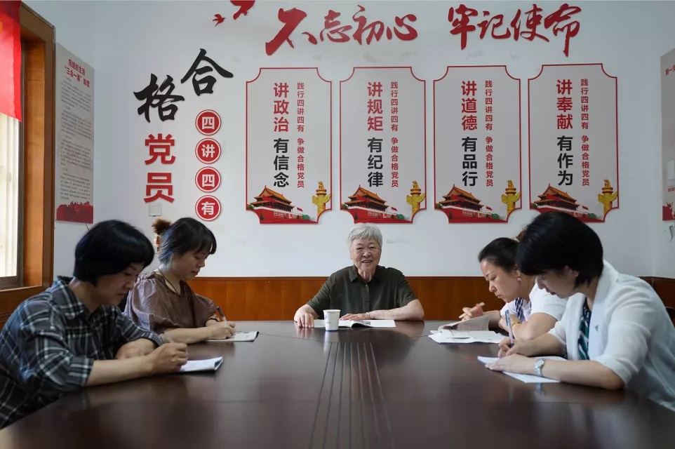 这群​监狱离退休老干部组成“银发讲师团”，把党的历史讲给后辈听